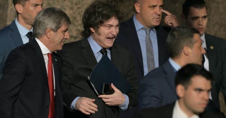 «Compran tiempo hasta las elecciones»: la crítica de ex funcionarios y economistas de EE.UU.