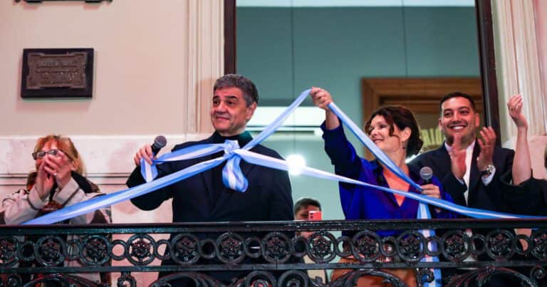 Con el sonido de la sirena de las noticias, Macri inauguró un centro cultural en la Casa de la Cultura