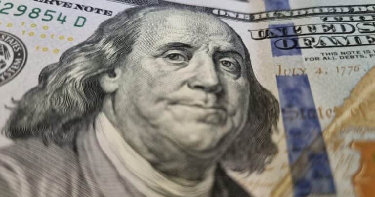 Para contener al dólar el Tesoro vendió más de US$ 650 millones en cuatro días y el riesgo país llegó a los 900 puntos
