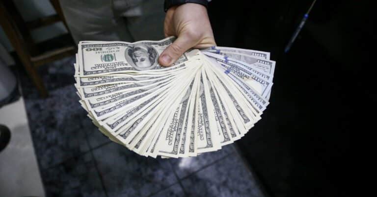 El dólar bajó a $1.385 y según operadores el Tesoro aprovechó para realizar compras