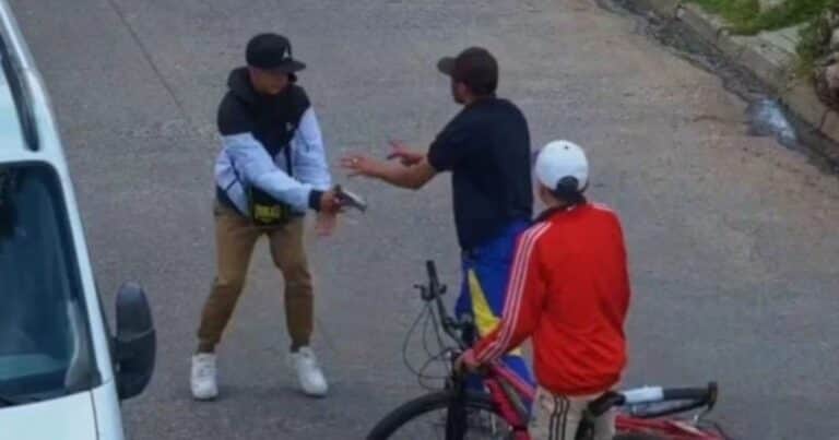 Insólita discusión entre amigos en plena calle en Hurlingham: sacó un arma de la riñonera y lo mató