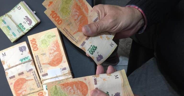 Los sectores que cobrarán bonos y aumentos en el mes de octubre 2025