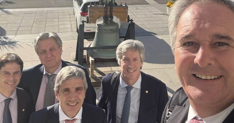 Prueba de fuego para Caputo después del triunfo de LLA: qué señales habrá sobre dólar y tasas en la licitación de deuda de hoy
