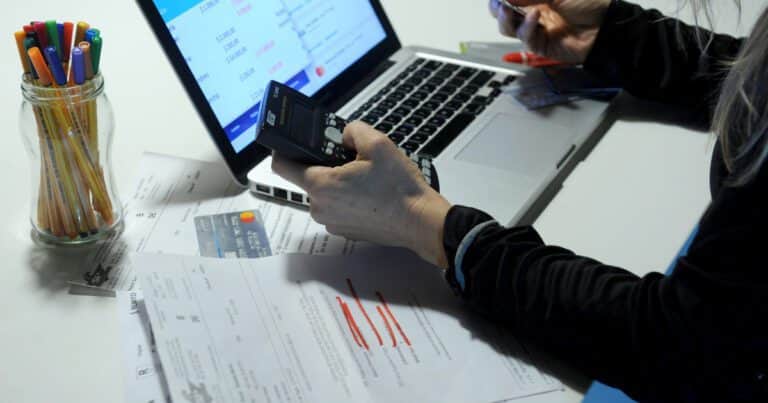 Las familias ya deben más del 130% de su salario mensual a bancos y billeteras virtuales