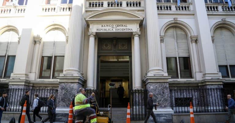 Proyecciones: se espera que la inflación se mantenga cerca del 2% y que el dólar salte al final del año