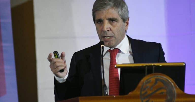 Los argentinos compraron en diez meses US$ 36.746 millones, la mayor cifra en seis años