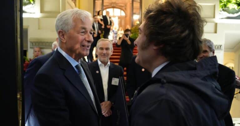 El CEO de JP Morgan elogió a Milei y dijo que “quizás no sea necesario” un préstamo bancario: «Hay grandes empresas que quieren invertir en Argentina»