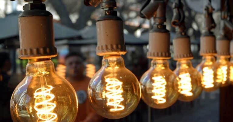 Sorpresa en la reforma eléctrica: los usuarios residenciales tendrán tarifas de luz más altas que las empresas en el verano