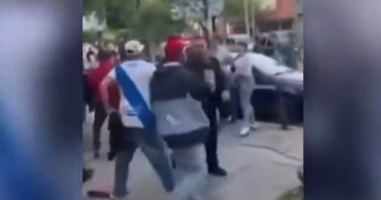 Batalla campal entre hinchas de Midland y Deportivo Merlo a la salida de un bar: se escucharon disparos y destrozaron autos a media cuadra de una comisaría