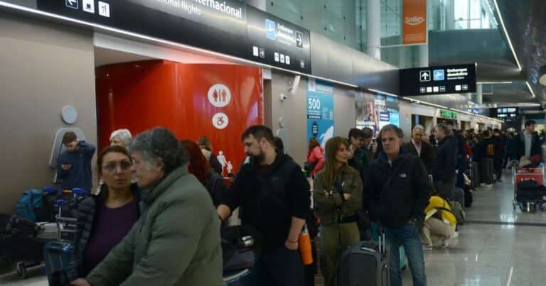 Por el récord de viajes al exterior, 2025 cerraría con una salida de dólares histórica
