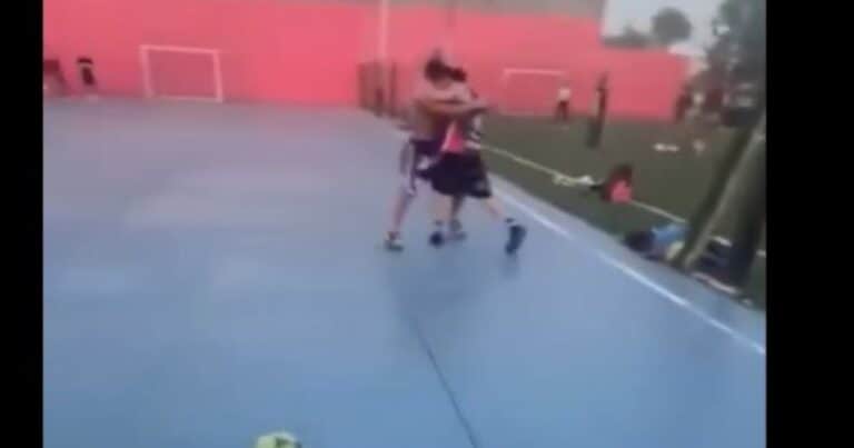 Un brutal ataque en una canchita de fútbol de Merlo terminó con una patada en la cabeza: «Matalo guacho, ¡que no se meta nadie!»