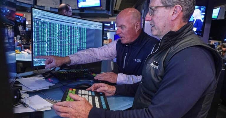 Mal día para activos argentinos: subió el dólar y el riesgo país y las acciones se desplomaron hasta 8% en Wall Street