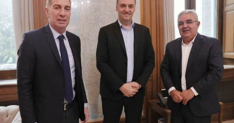 Milei se rinde ante la política y Santilli es ahora el negociador
