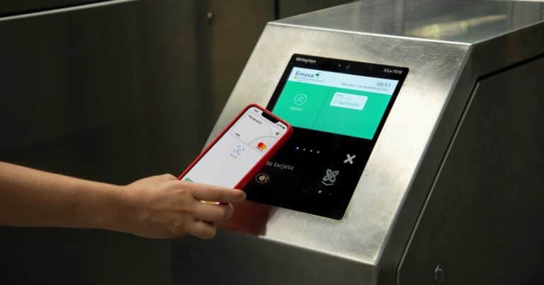 Cada vez más pasajeros pagan el colectivo con tarjeta desde el celular: ya son 60 millones de viajes en 2025