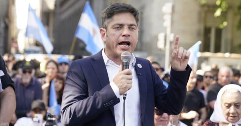 Kicillof criticó a Milei por el atraso cambiario en el intercambio turístico de Argentina, y alertó: «Es un desastre lo que están haciendo»