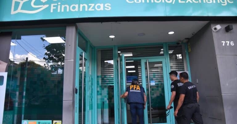 Cuentas vacías, clientes sospechosos y prohibición para operar: el Central apunta a la financiera vinculada al «Chiqui» Tapia y analiza sanciones