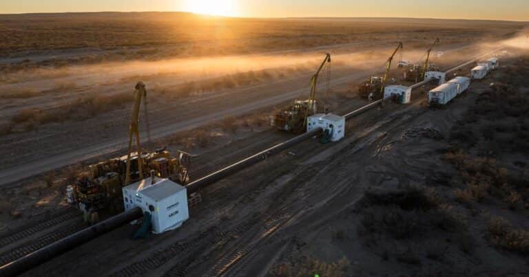 Un conflicto entre YPF, Sacde-Techint y Río Negro tiene parado el oleoducto VMOS y hay 1.800 empleados afectados