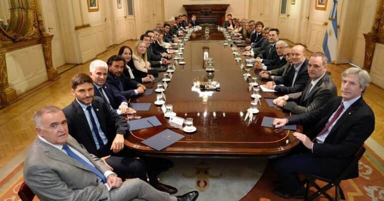 El Gobierno advirtió que cortará fondos y permisos de deuda a los gobernadores que no congelen su gasto