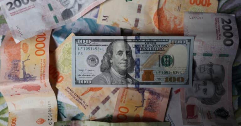 Sube el dólar en el debut de las nuevas bandas cambiarias