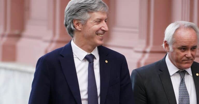El Banco Central aprovecha la «lluvia de dólares» para acelerar la compra de divisas para las reservas