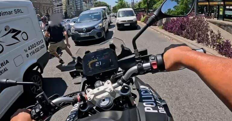 En zigzag entre los autos y a contramano por la 9 de Julio: así atraparon a un ladrón que robó una cadenita de oro