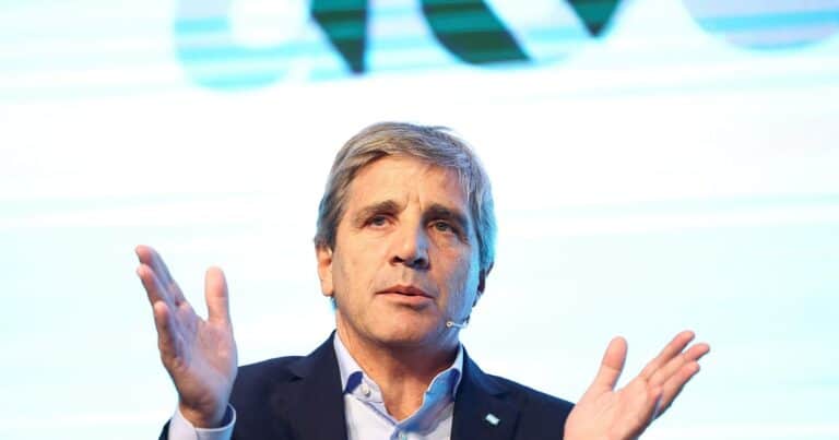 Para asegurar el superávit en 2025, el Gobierno ajustó a la mitad los fondos de obra pública y el 35% de los subsidios