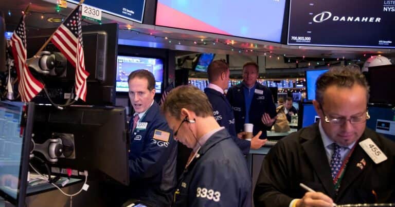 El dólar baja a $ 1.480 y el riesgo país avanza y roza los 600 puntos