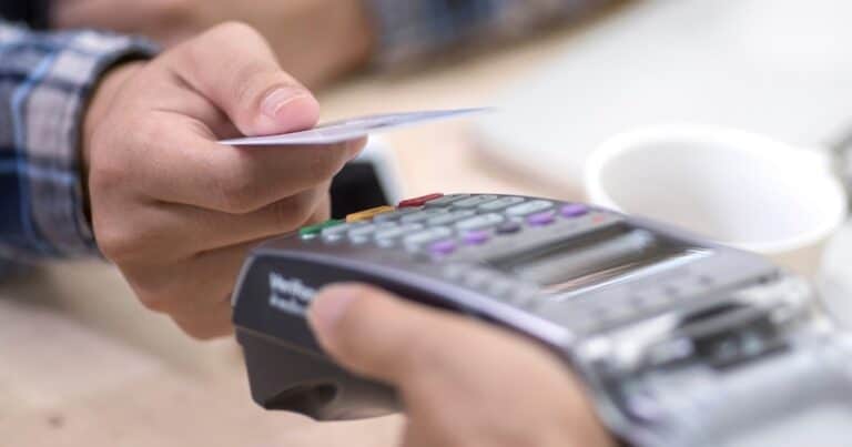 El consumo con tarjeta entró en el freezer: el gasto en pesos cae por las tasas altas, pero el «tarjeteo» afuera no se detiene