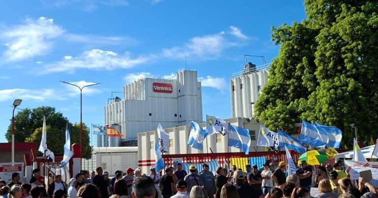 Incertidumbre sobre el futuro de una de las principales lácteas del país: acumula cheques rechazados por $13.600 millones y sus 3 plantas están paralizadas