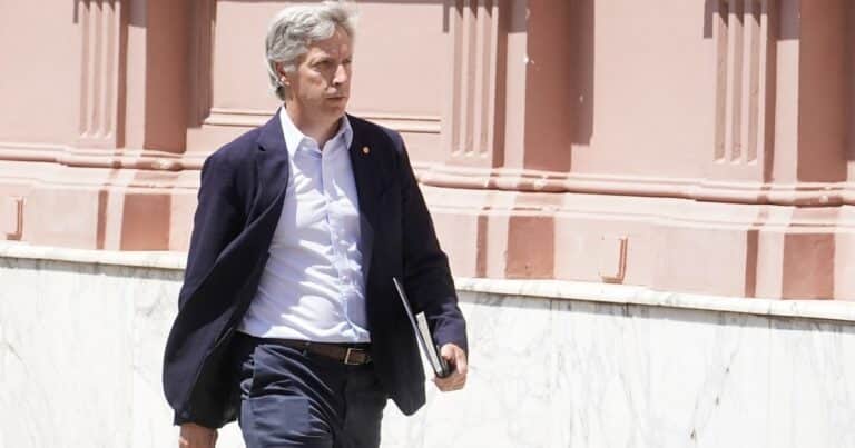 En medio de la baja del dólar, el Central anunció que liberará pesos de los encajes de los bancos para darles más liquidez