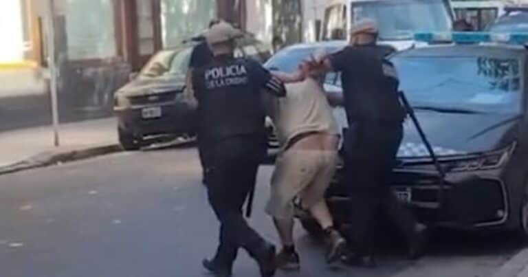 Brutal intento de femicidio en Constitución: un hombre atacó a cuchillazos a su expareja y la Policía le salvó la vida