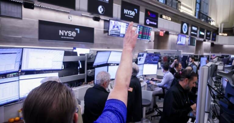 Bonos y acciones suben y el riesgo país cae hacia los 600 puntos tras la decisión de Trump sobre Medio Oriente