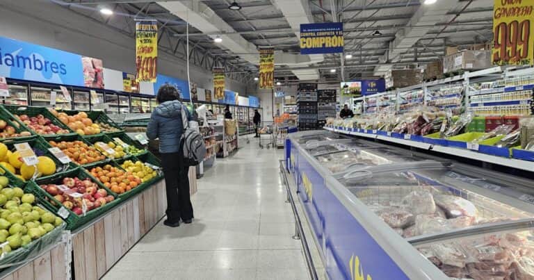 Los 10 productos que más subieron en febrero: pollo, frutas y carne lideraron los aumentos