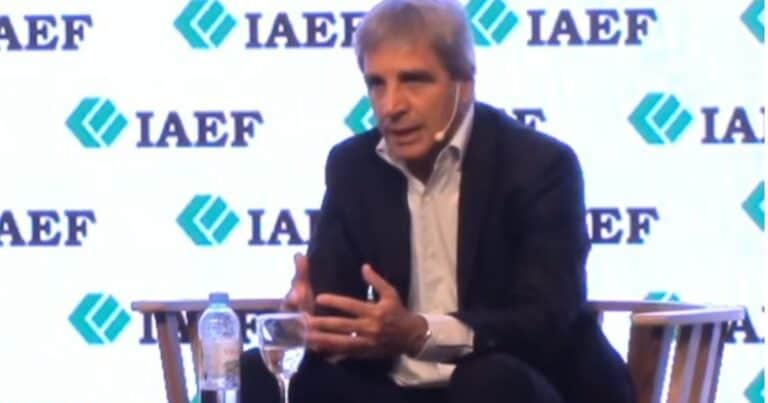 Caputo sale a buscar divisas con un nuevo bono en dólares hasta el 2028 y más privatizaciones