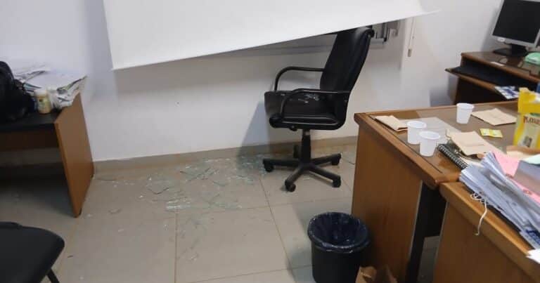 «Los vamos a matar a todos»: piedras, autos rotos y un juez lastimado en otro ataque a un tribunal por un fallo que provocó indignación