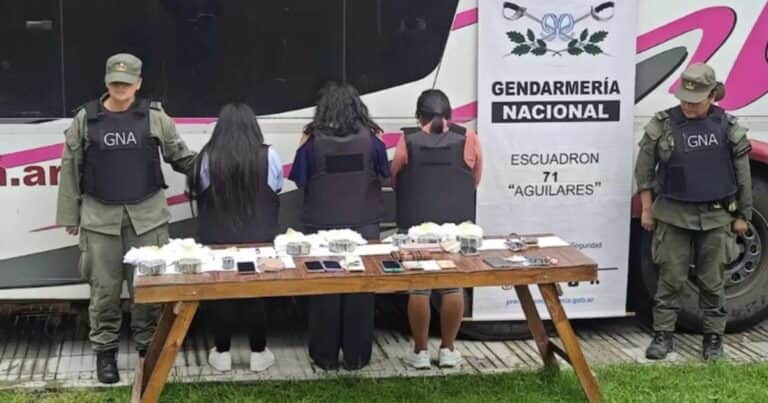 Detienen a nueve personas que iban en un tour de compras con más de 500 cápsulas de cocaína en el estómago: qué los delató