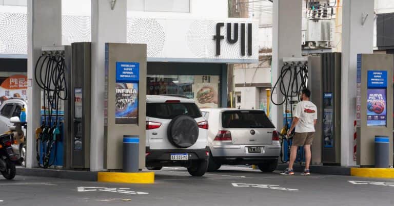 Suba de la nafta: las petroleras se preparan para aplicar de forma conjunta aumentos parejos en los surtidores por la disparada del barril