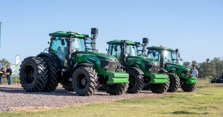 Llega al país una nueva marca china de tractores: abarca el segmento de alta potencia