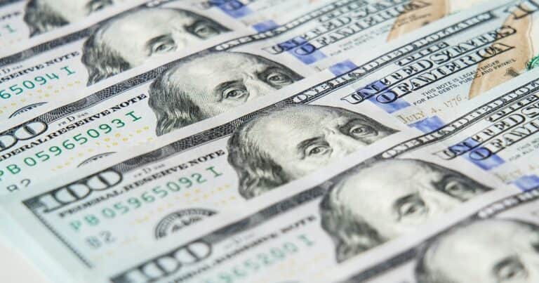 Los depósitos en dólares tocan un récord desde la Convertibilidad, pero en los bancos dicen que aún no llegan los ahorros «del colchón»