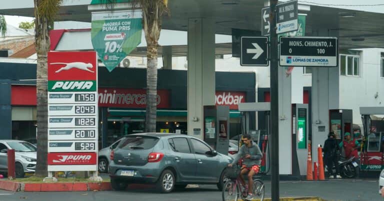 El petróleo se dispara y las empresas dicen que los precios de los combustibles ya tienen un atraso de 15%