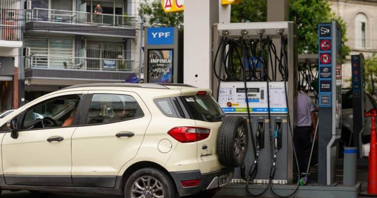 «Microajustes» en las naftas: las estaciones de servicio aplicarán incrementos de precios si el petróleo sigue en alza