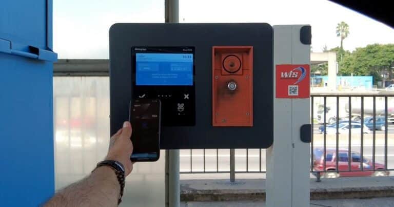 Ya se pueden pagar los peajes con el celular y tarjetas contactless: en qué autopistas y rutas