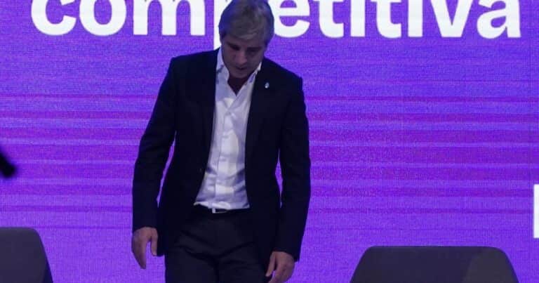 ¿El mercado le corre el arco a Caputo o al ministro le cuesta llegar al gol?