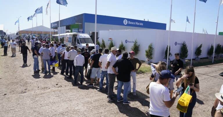 «Sin crédito es muy difícil»: fila de más de una hora en una entidad bancaria para acceder a financiamiento especial