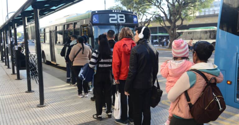 El viajar ya no es un placer: las razones que explican por qué suben los pasajes de colectivos pero empeora el servicio
