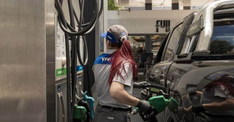 Naftas: el Gobierno postergó para mayo el aumento de un impuesto para evitar el impacto en la inflación
