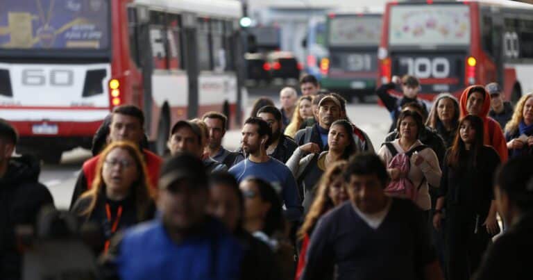 Salario formal: un índice oficial mostró una suba de 0,8% en enero, por debajo de la inflación