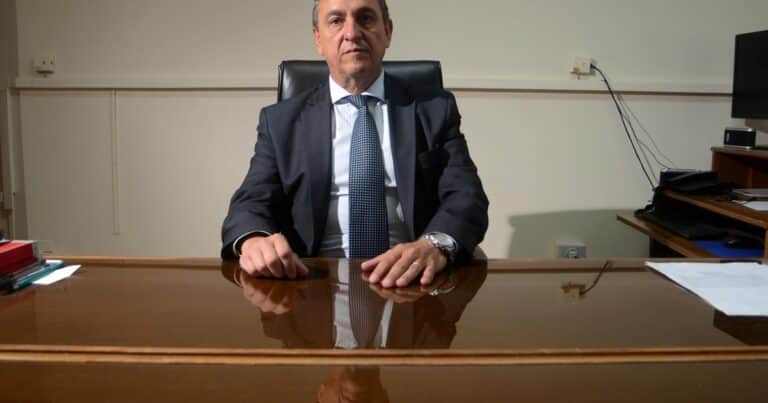 Un juez fue a un prostíbulo, contrató a Gatúbela y llamó al comisario para denunciar que le faltaba plata: fue absuelto en un jury pero volverán a juzgarlo