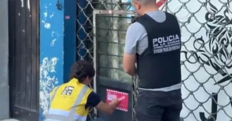 Allanaron una barbería en Floresta y encontraron un prostíbulo en su interior