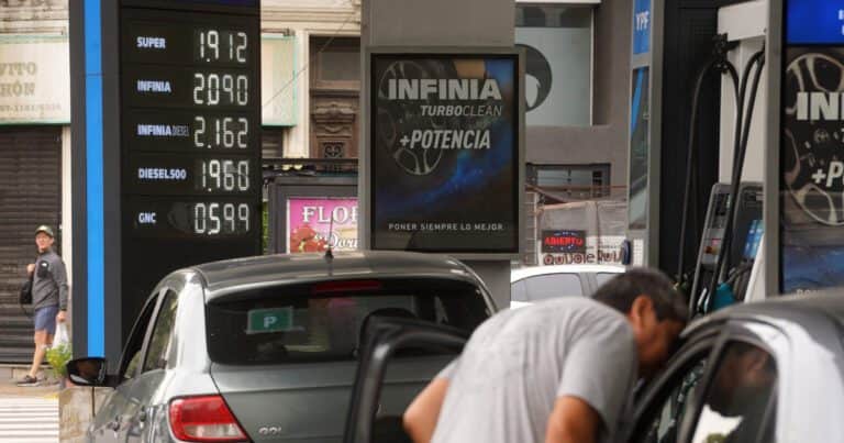 Efecto arrastre: la inflación de este mes reflejará la suba de la nafta y pone un piso alto al índice de mayo